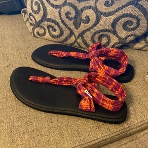 -🌼 Sanuk sandals size 9
